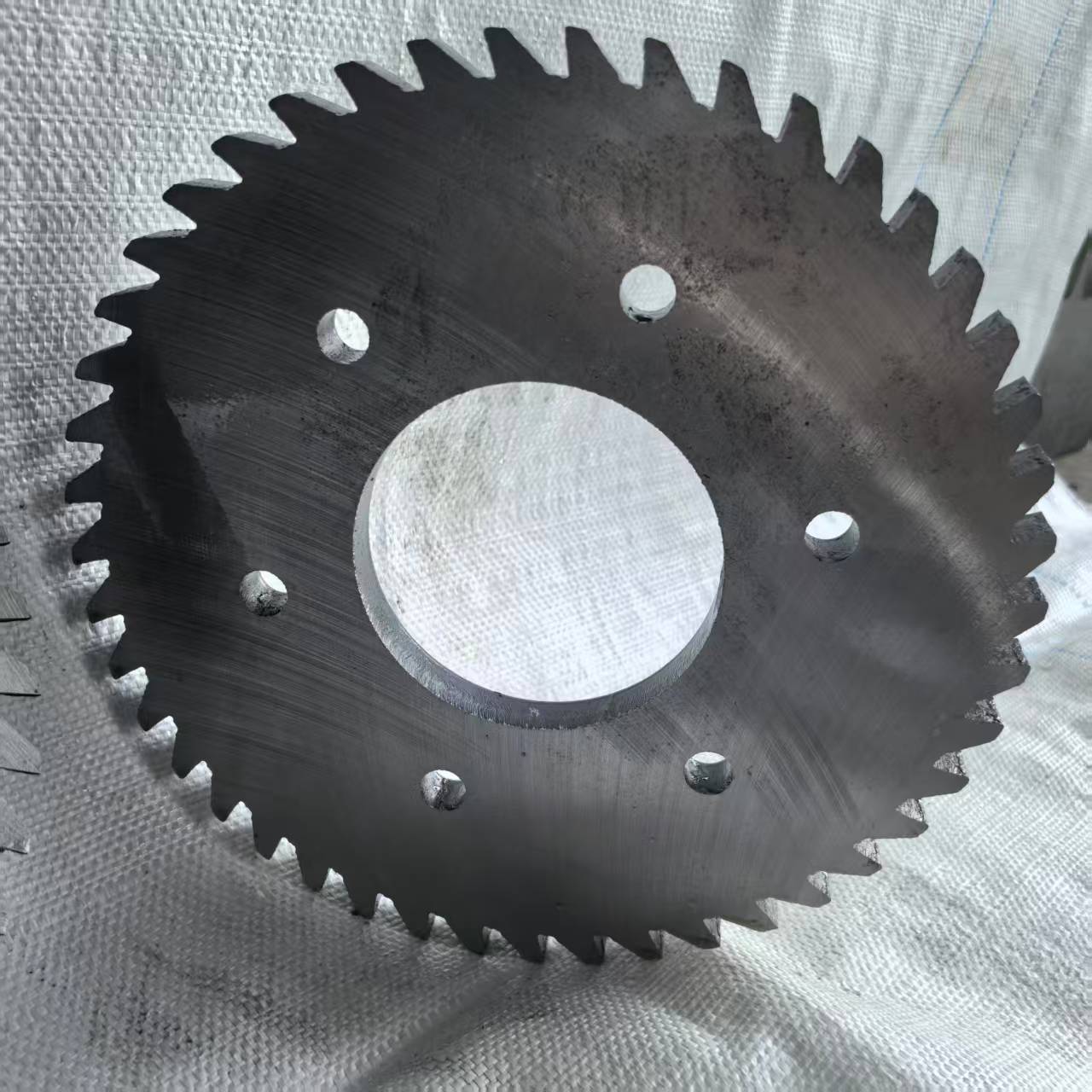 Apa yang Membuat Pisau Kerupuk Karet yang Dioptimalkan dari Xinzhe Tools Memenangkan Pengakuan Global dari Pendaur Ulang Karet?