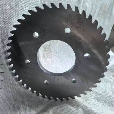 Bagaimana pabrik daur ulang karet dapat menurunkan waktu henti operasional dengan solusi pisau geser memanjang baja datar yang andal?